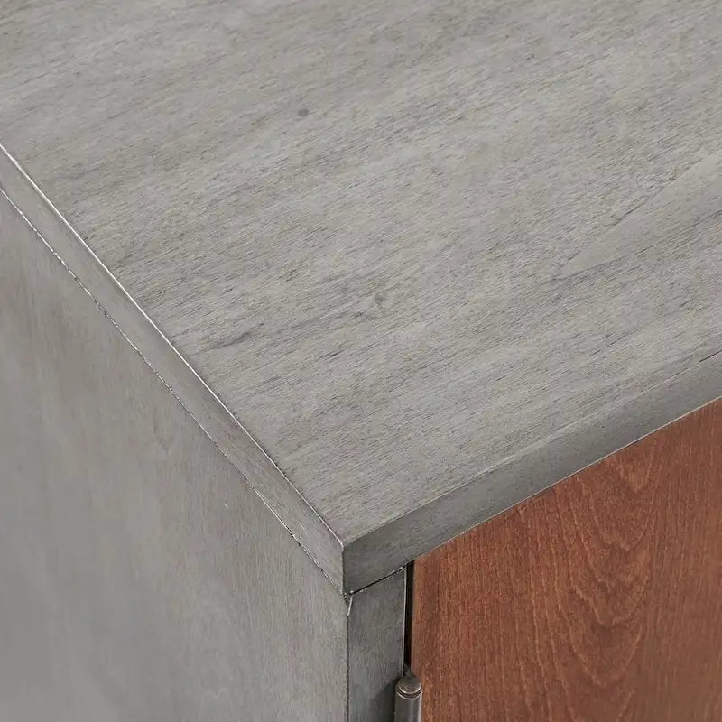 Comodino grigio con cassetto e ripiano aperto