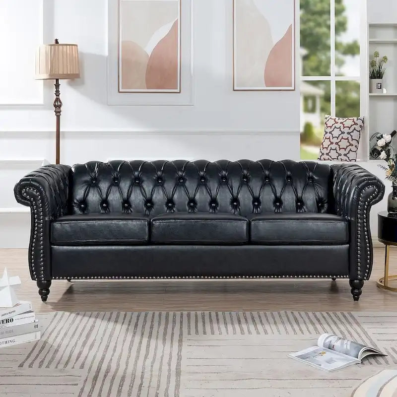 84.65 Divano Chesterfield in finta pelle trapuntata con braccioli arrotolati
