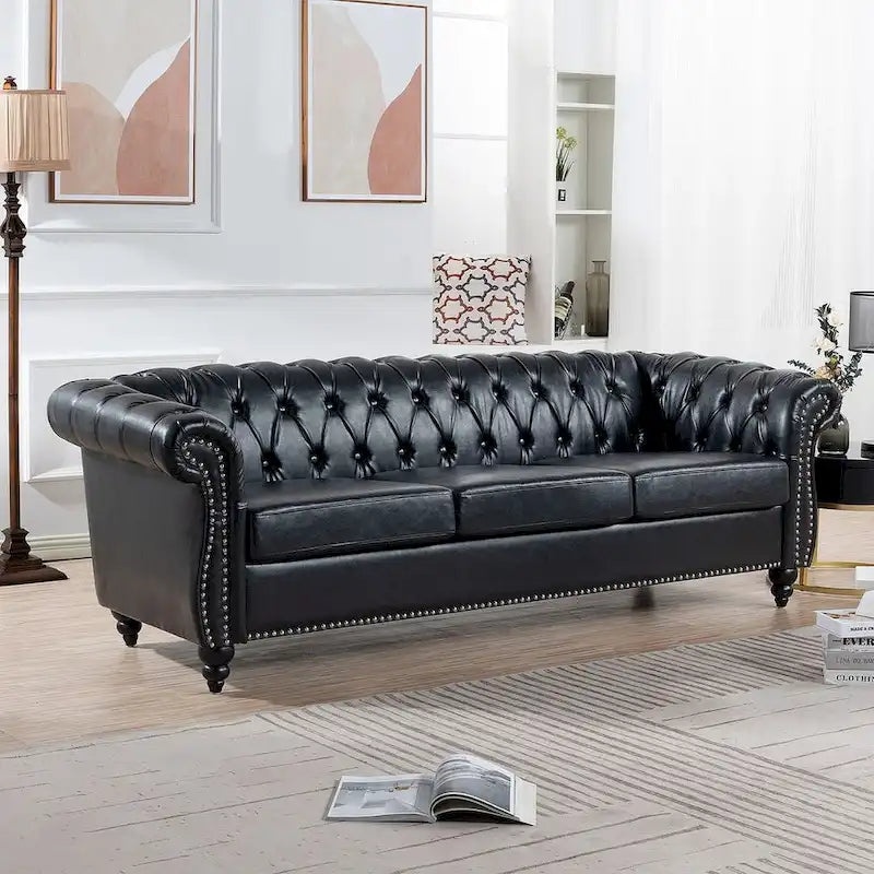 84.65 Divano Chesterfield in finta pelle trapuntata con braccioli arrotolati