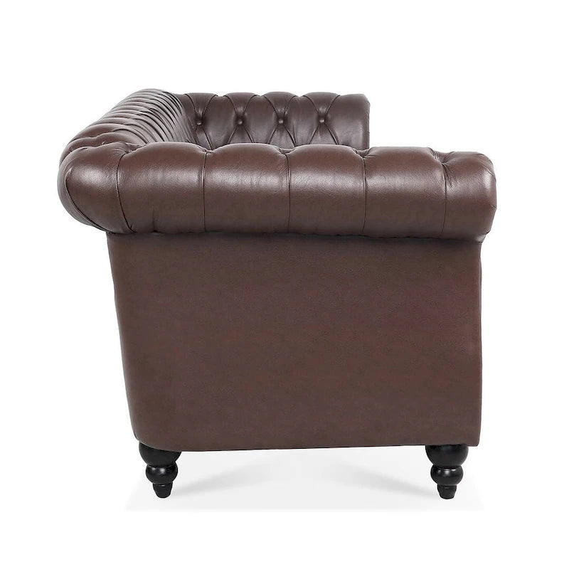 84.65 Divano Chesterfield in finta pelle trapuntata con braccioli arrotolati
