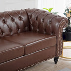 84.65 Divano Chesterfield in finta pelle trapuntata con braccioli arrotolati