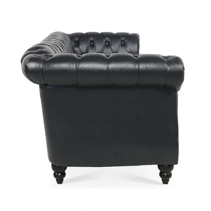 84.65 Divano Chesterfield in finta pelle trapuntata con braccioli arrotolati