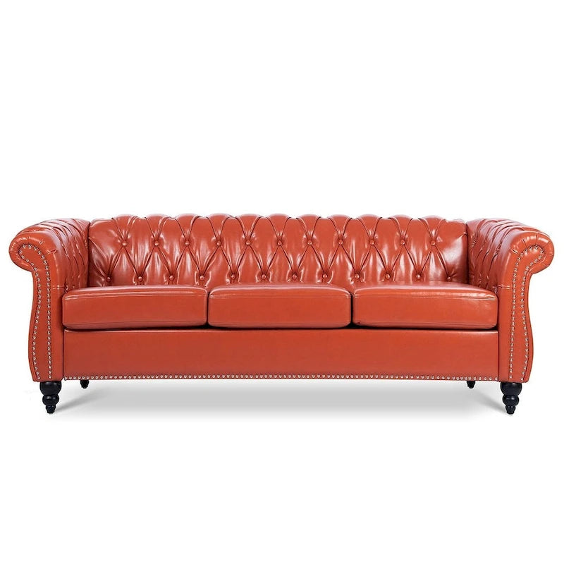 84.65 Divano Chesterfield in finta pelle trapuntata con braccioli arrotolati