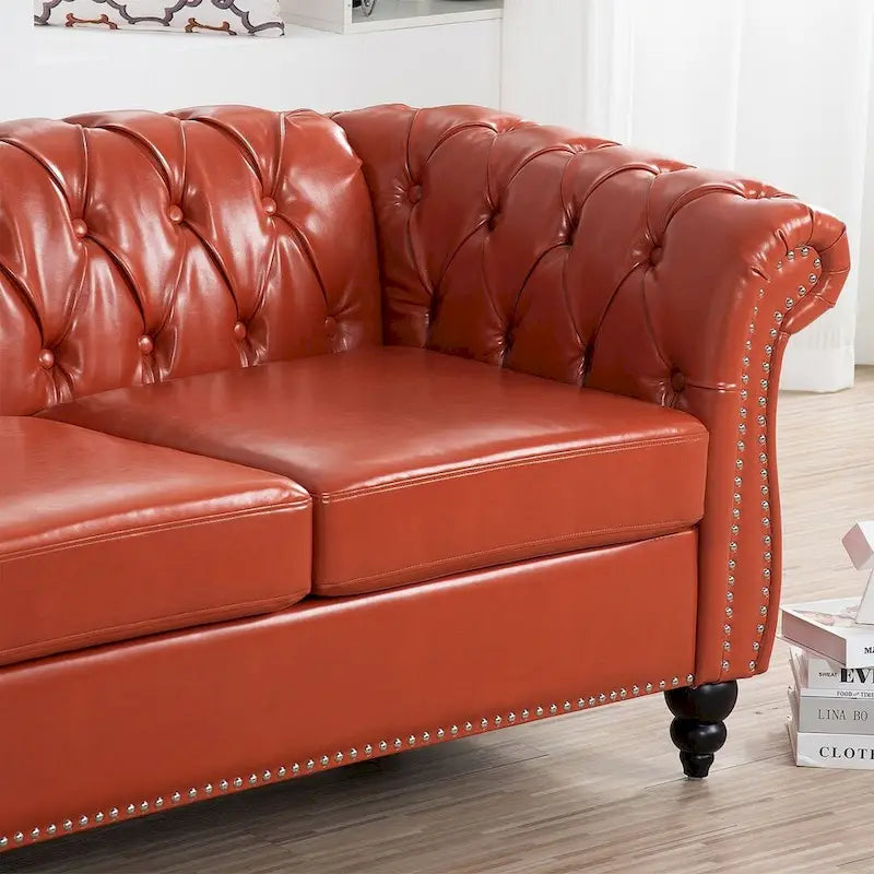 84.65 Divano Chesterfield in finta pelle trapuntata con braccioli arrotolati
